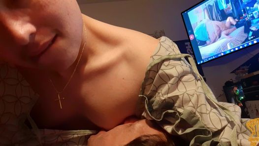 Un patient se masturbe après que le soignant a sucé les seins de son garçon