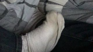 Witte sokken, aftrekken en verbaal van een Britse onbesneden jongen