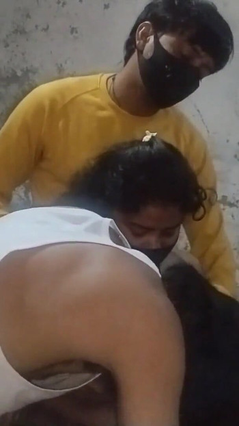 मेरे और मेरी पत्नी के साथ तीन लोगों की चुदाई सेक्स । क्लिप 1