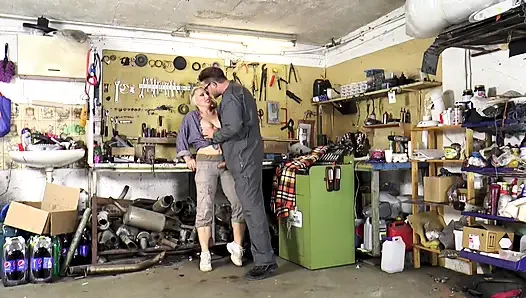 Симпатичную блондинку с большой задницей трахают в ее волосатую киску