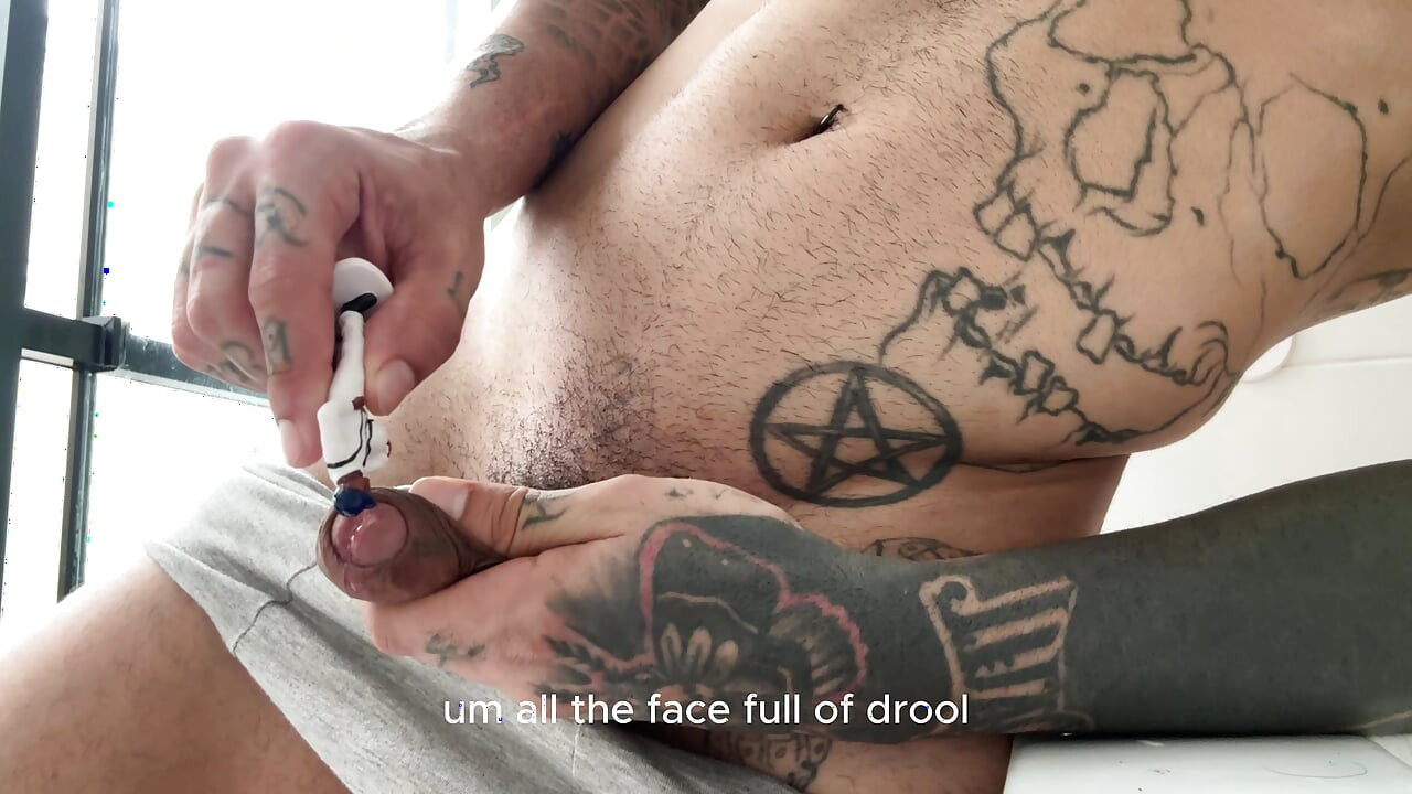 巨人完成锻炼并在一个小人类面前自慰