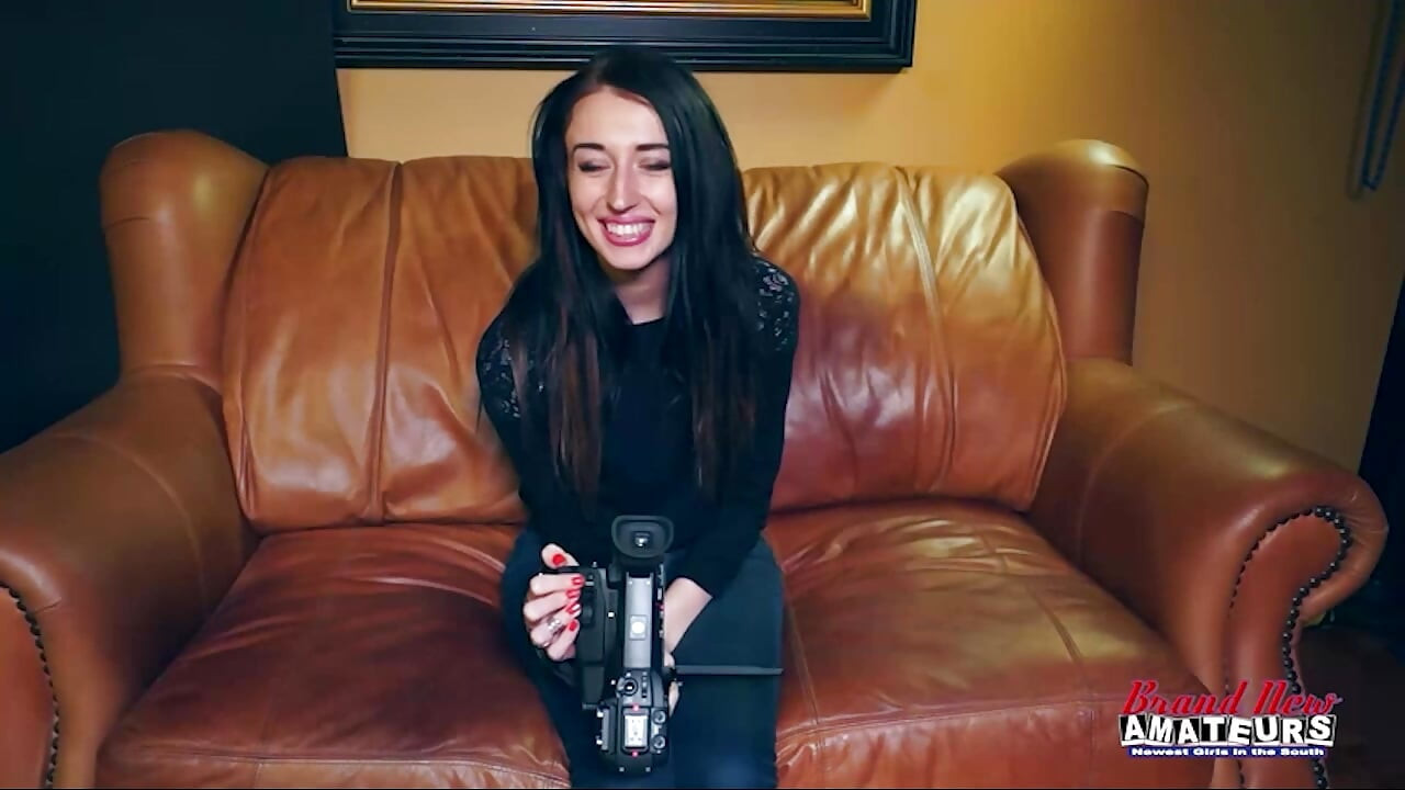 Kinky brineta Olyssia i plavokosa zgodna rajann puše svoje pičke i kurac!