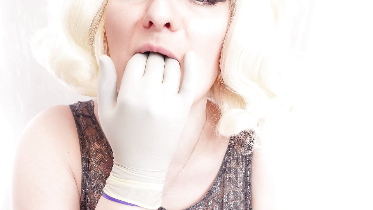Chupando um vibrador em luvas médicas, gozada no rosto! Arya Grander
