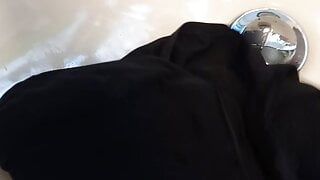 Esnaf wanking bir cumming içinde müşterinin siyah saten külot