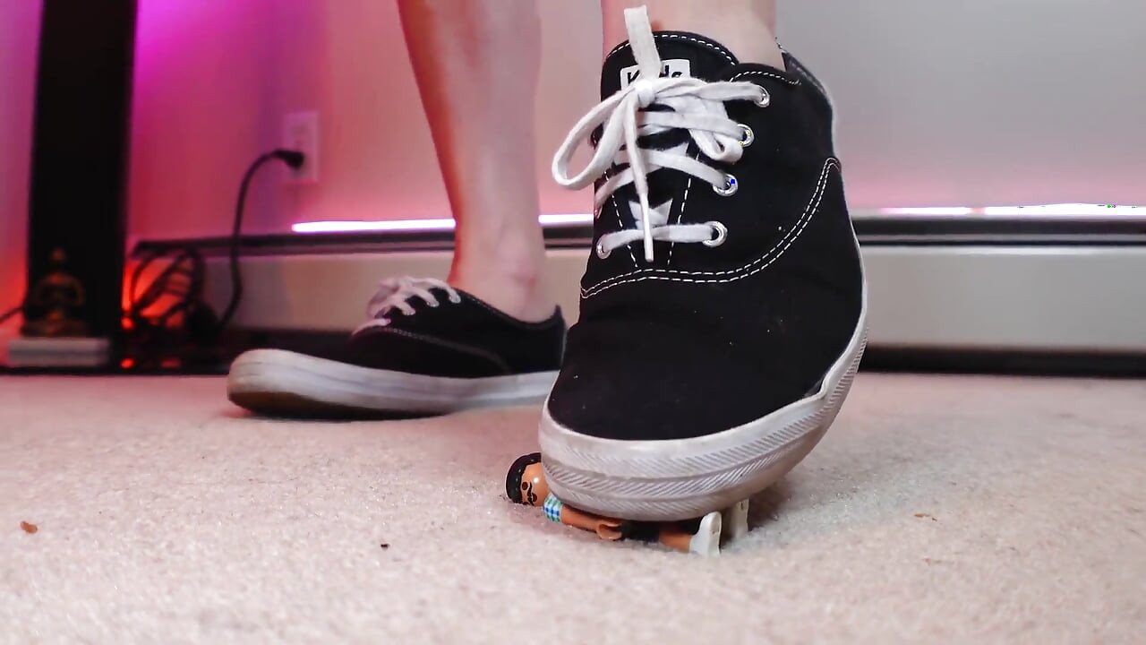Giantess Little Man Femdom Fetiș cu picioare de furiș 1080p