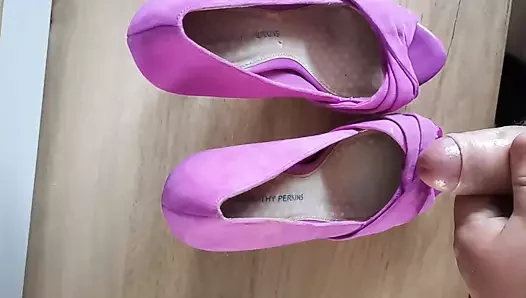 Grosse charge pour des talons violets
