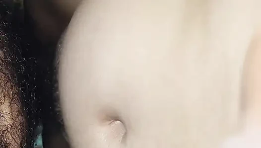 Seks bhabhi India panas dengan teman kampus lamanya dan memberinya blowjob yang hebat.