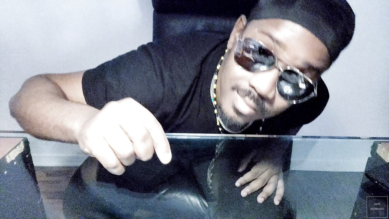 Izlažem svoje svijetle muške tabane (2025.)