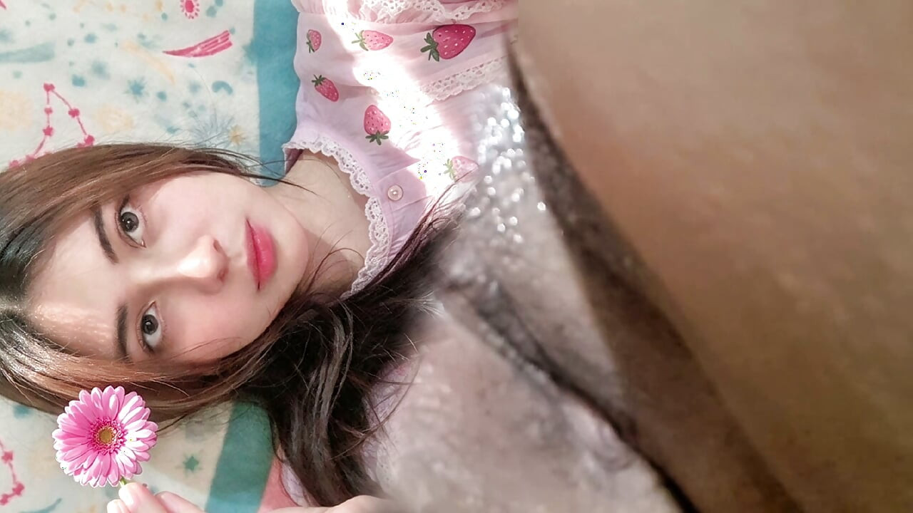 셀러브리티들이 자위하며 큰 가슴을 자랑한다