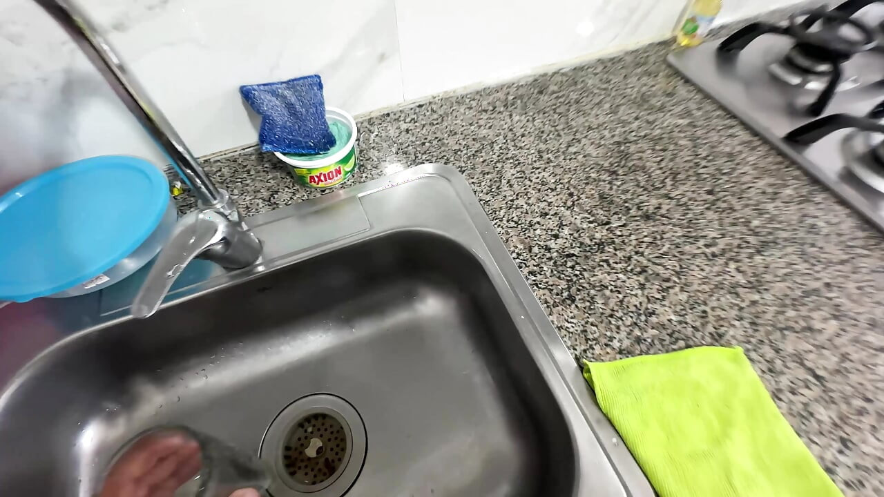 나는 내 부자 의붓 딸이 그림을 그리는 것을 보고 그녀가 어떻게 옷을 입고 있는지 보고 발정나서 결국 내 자지를 그녀에게 집어 넣었다.