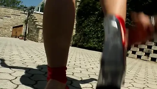 Memek sempit cewek latina yang lagi sange dicrot di luar ruangan