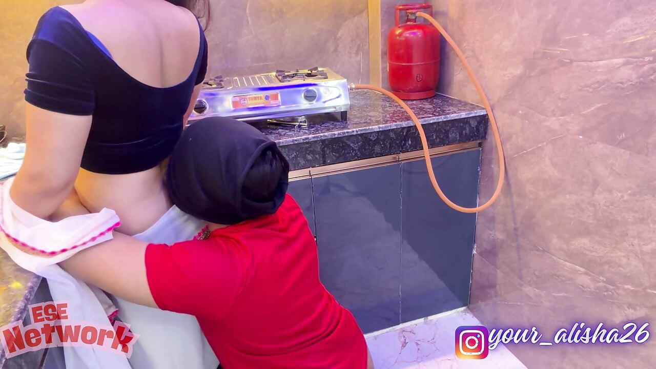 Bhabhi Ne Bulaya Sabzi Waale Ko Gharpe aur phir Ghapa-gap-ghapa-gap...