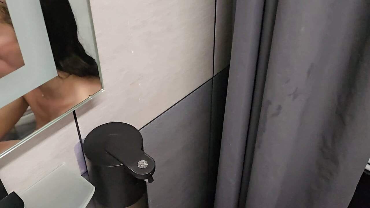Slaapzaal buurvrouw neukt zichzelf met een dildo. Ik gaf haar mijn lul.