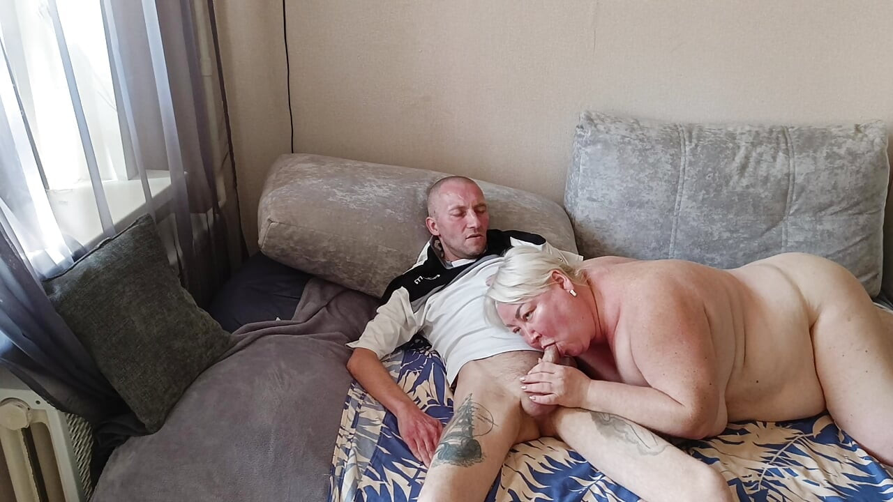Duboko pušenje od susjede s pušenjem i gutanjem vruće sperme