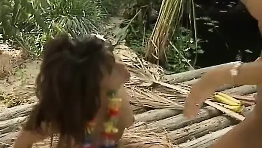 Lesbian sensual di surga tropis dengan permainan buah-buahan