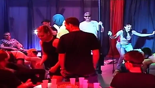 Blondes schätzchen gangbang von geiler menschenmenge in wilder club-orgie