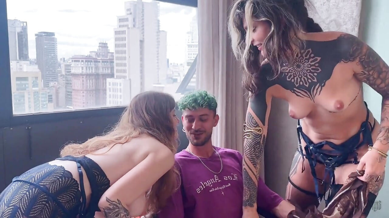 Voyeur Keşfedildi... Ve Iki Yakışıklı Kızın Seks Yapmasını Izlemek Için Sandalyede Yer Kazandı - Bölüm 1