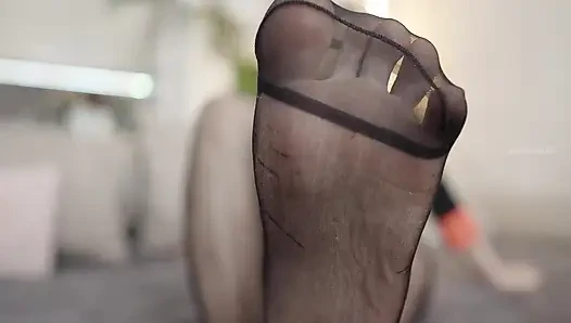 Naylon çoraplı orta yaşlı seksi kadın ayakları!