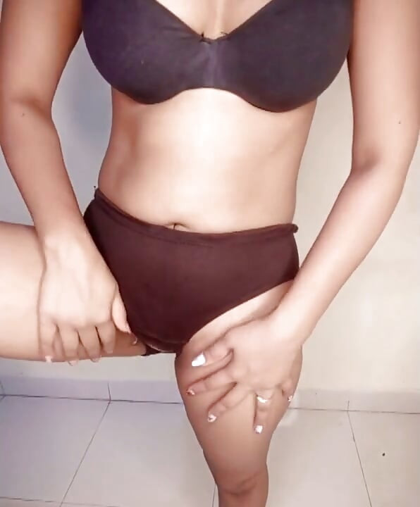 सेक्सी स्टाइलमध्ये पूर्ण शरीर उघडे