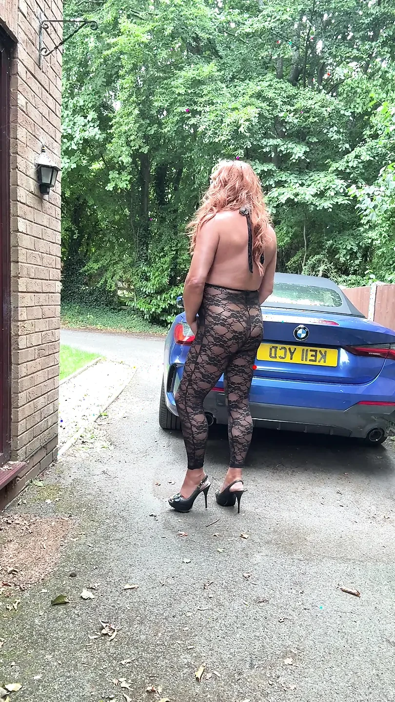Seksowny Crossdresser kellycd2022 w czarnym koronkowym kombinezonie i szpilkach
