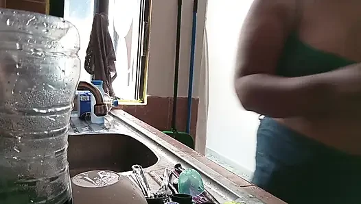 Ibu mertua membersihkan di dapur dengan bra