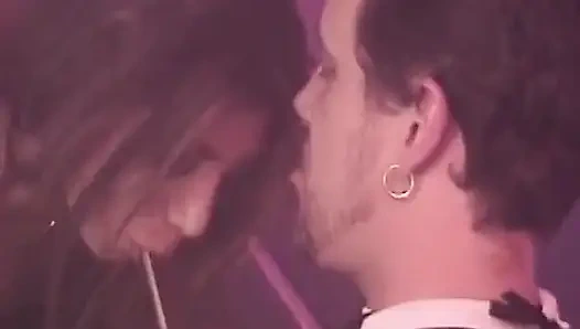 Горячий MILF тройник с страстным поеданием киски