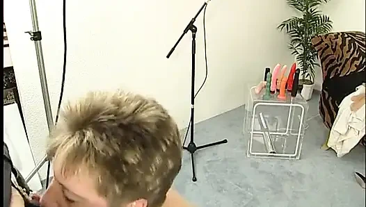 Cewek dewasa rambut pirang di ruangan casting sampai dicrot di toket setelah masturbasi dan nyepong kontol