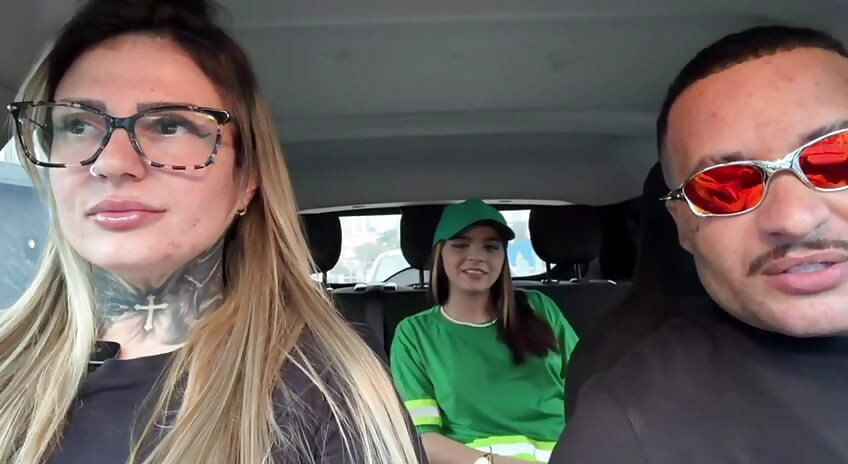 Zgodnica je došla da nam da pičku svih pozicija na sve četvorke sa strane i još uvek mi je svršila u usta ali je bila gary i pričala je o tome