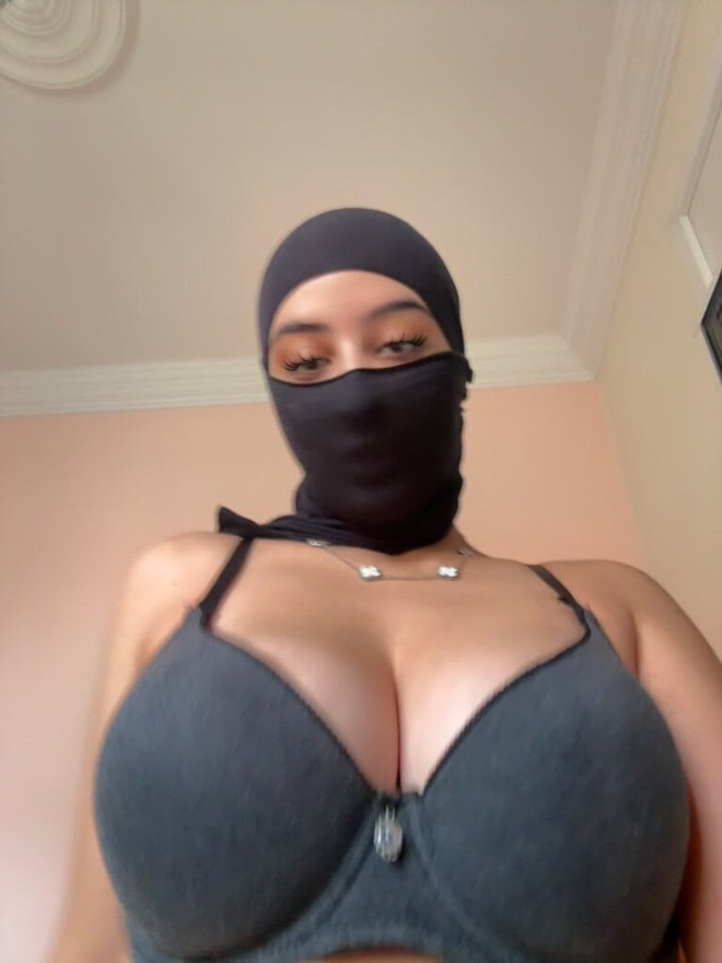 Chica árabe musulmana en hijab con pechos perfectos apretando y jugando con ellos