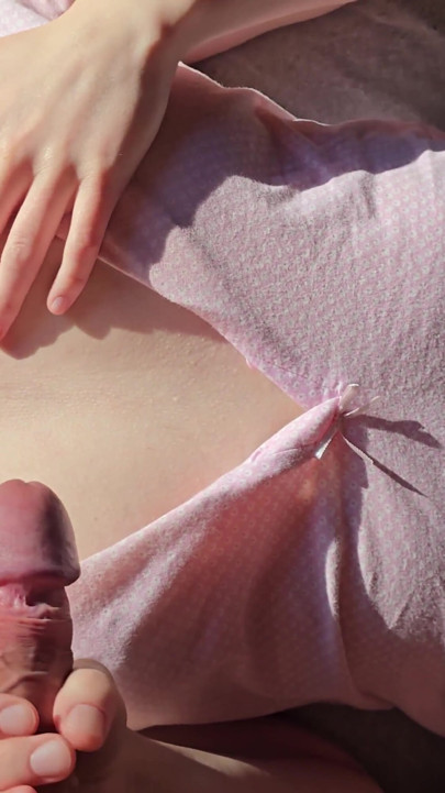 Het handjob och sperma på min söta pyjamas! | Klippa 1