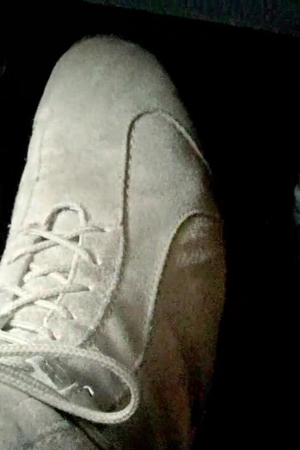 Mengemudi dan memompa pedal dengan sepatu bot rata suede soft
