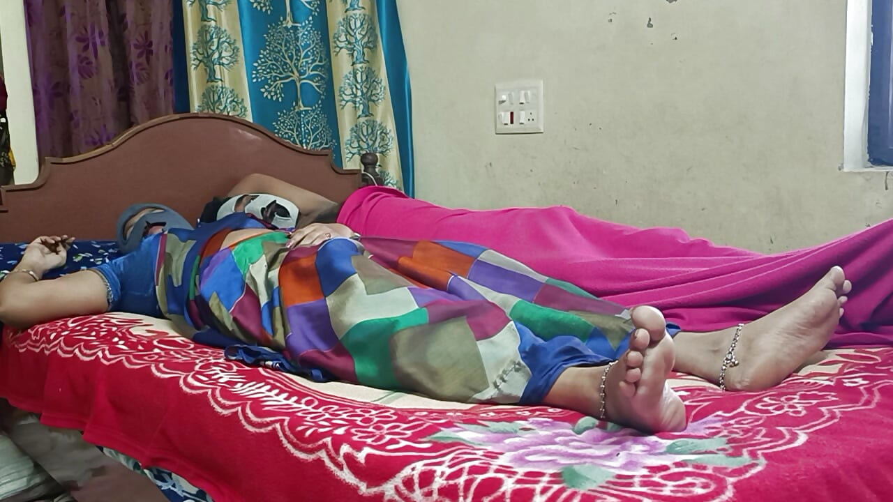 Perselingkuhan terlarang waktu suami lagi ngentot sama ibu tiri telugu pakai kain sosis