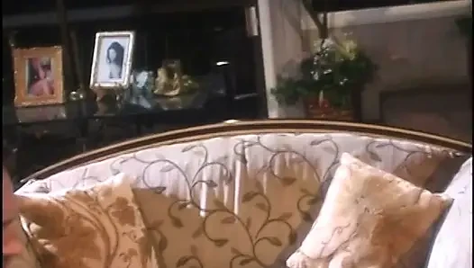 İri göğüslü Asyalı azgın beyaz adam tarafından göğüslerini siktiriyor ve sikiliyor
