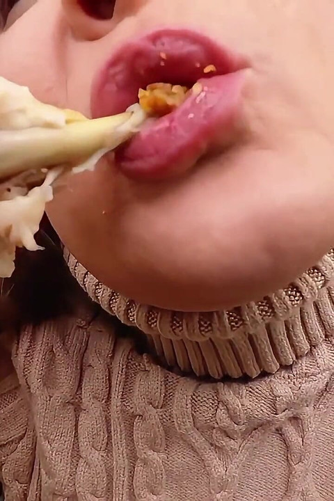 Miss Whitney Morgan: Fried Chicken Eating Asmr