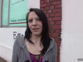 Estranho seduz adolescente alemã da rua para foder por dinheiro
