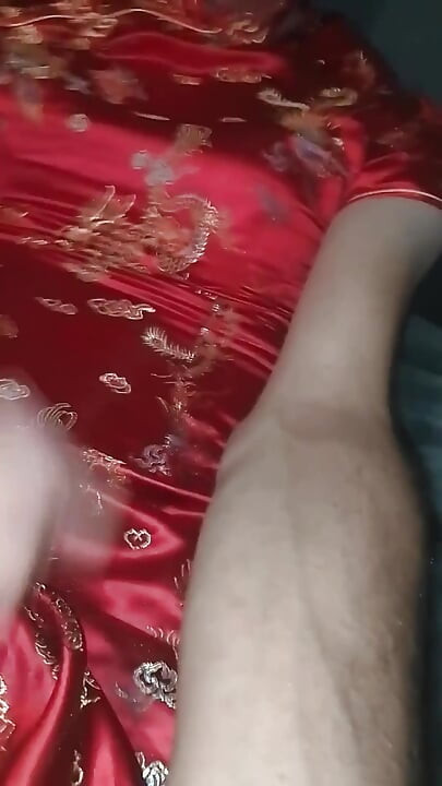 Lars Damberger se masturba con un Asia Cheongsam rojo