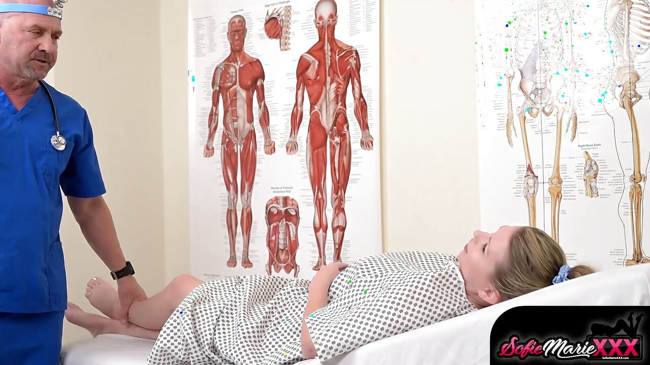 LaLa Tadas corpul excitat îngrijit de Sofie Marie și doctorul DILF