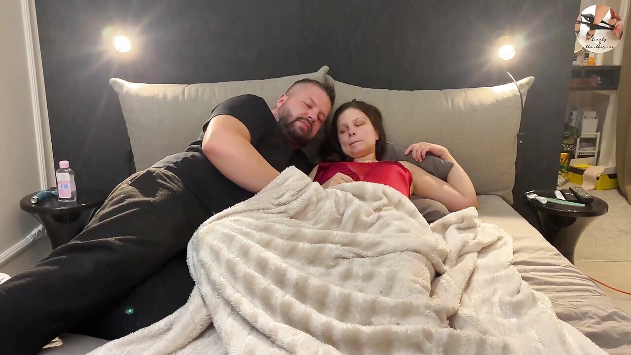 Милфу трахают пальцами киску, много кончает и сквиртует в любительском видео