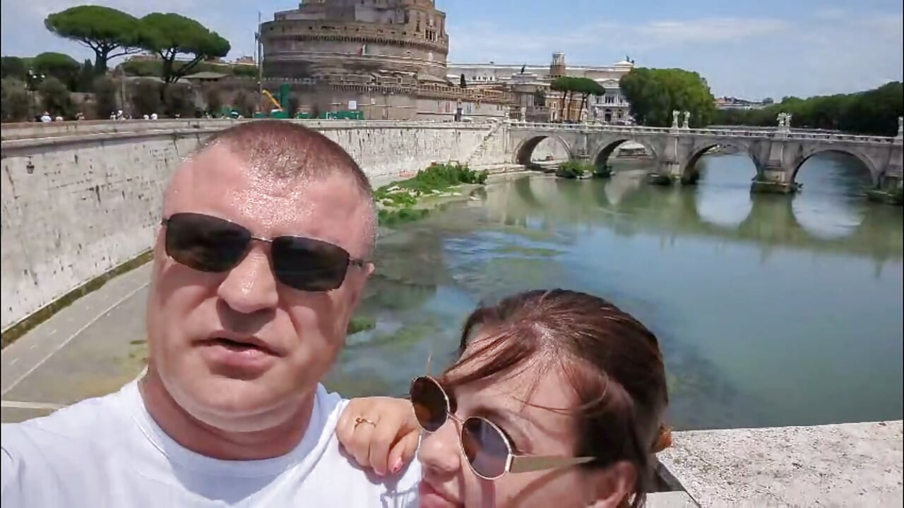 ローマで激しいカップルセックス - 毛深い熟女の鏡プレイ＆中出し