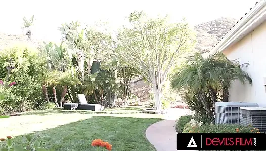 Film mesum - selina bentz si cewek nudis seksi dientot sama arsitek di halaman belakang rumahnya