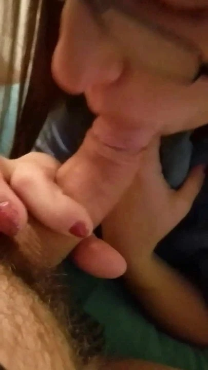 Sevgilimden iyi bir kafa ve iyi bir kız gibi yutkunuyor