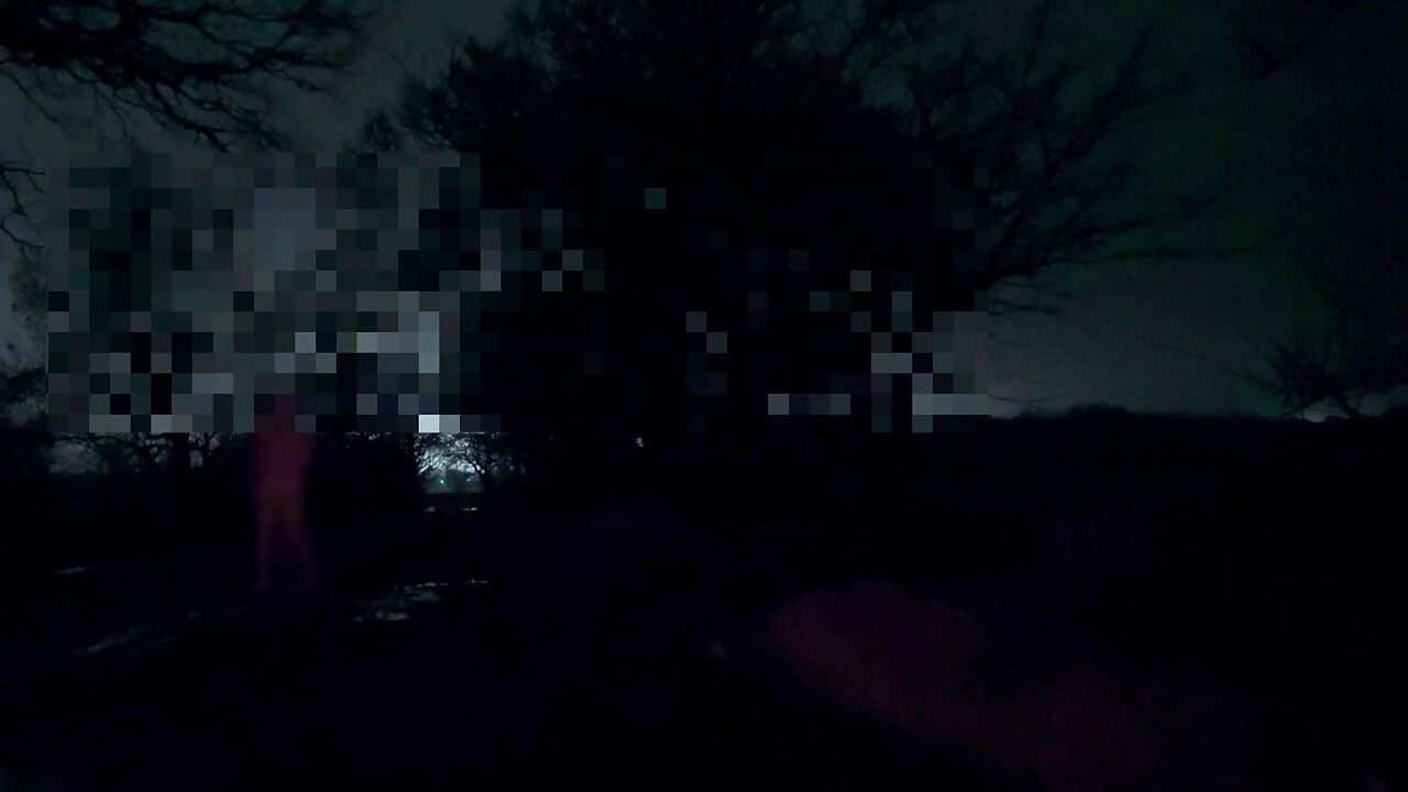 脫光衣服，在公共道路上打手槍