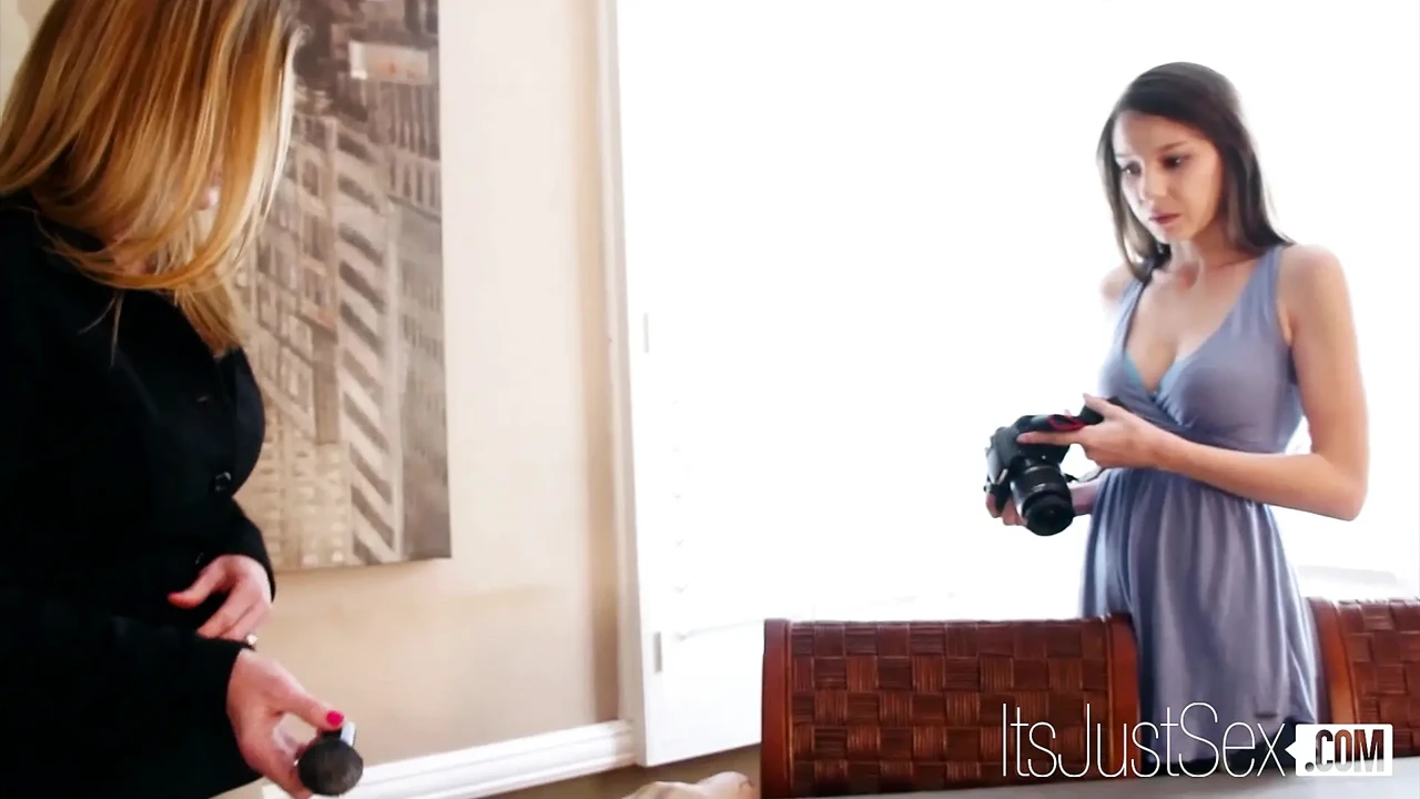 Blonde MILF Amber Michaels Licks The Evidence Off Rilee Marks (Silver Foxes And The Tight Young Boxes)