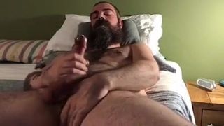 Сексуальный бородатый мужик кончает