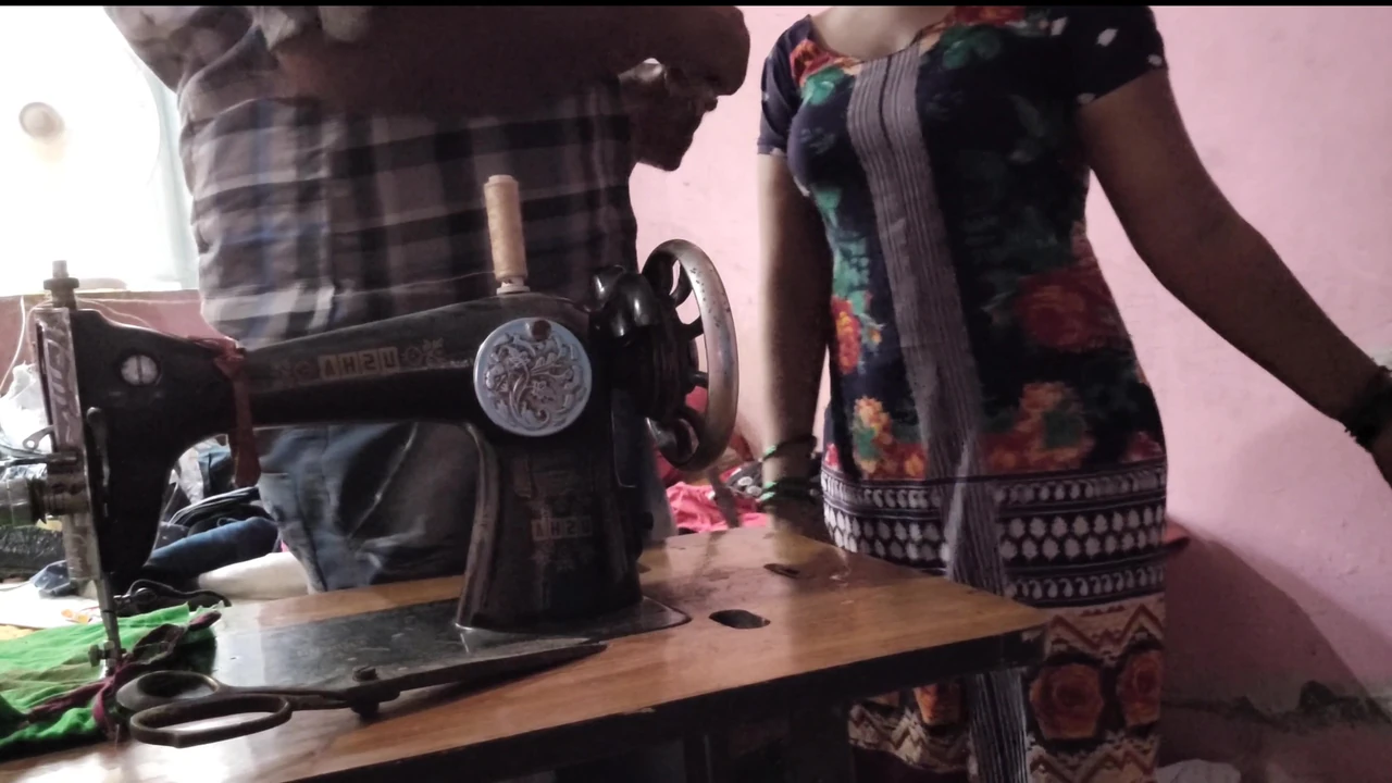 Tailor ne bhabhi ka  naap  lete lete bhabhi ko hi chod dala