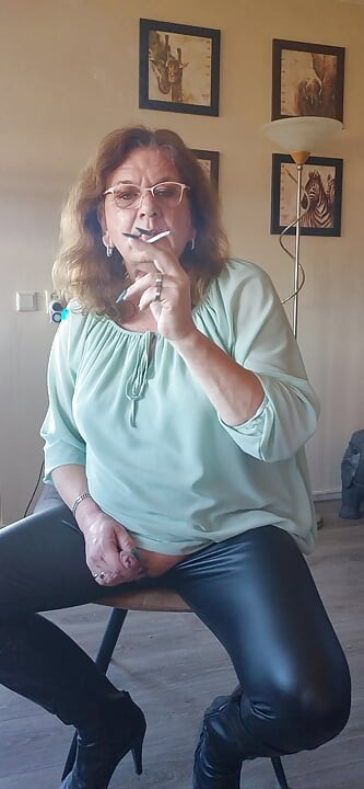 Røyker en sigarett