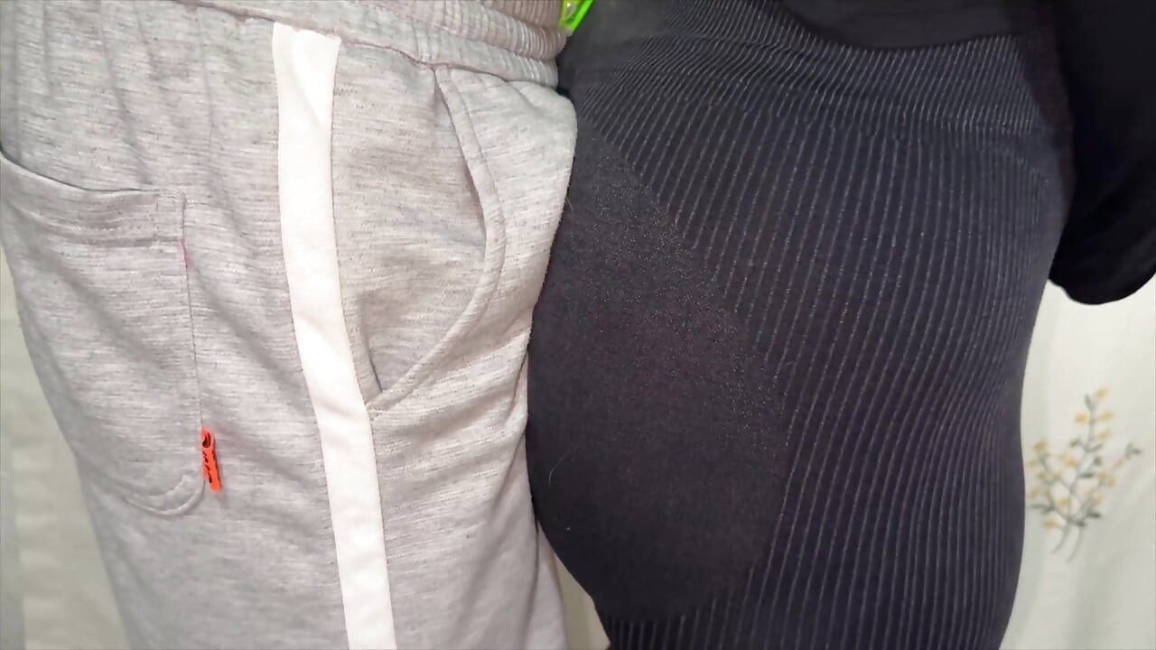 Ela Acidentalmente Toca No Pau De Um Estranho E Fica Muito Excitada