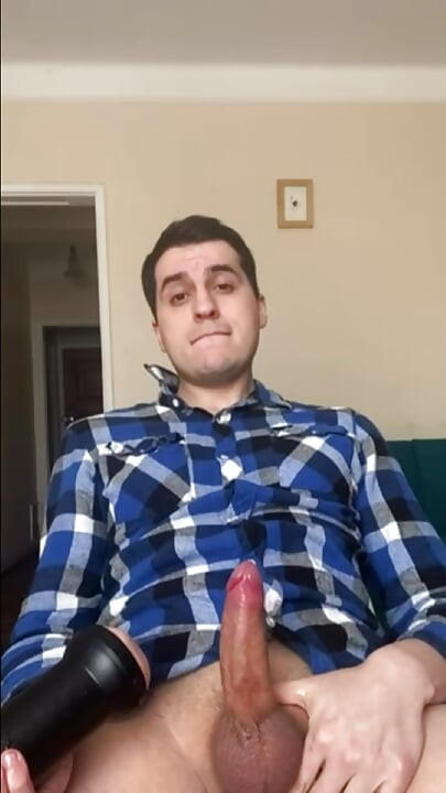 可爱男生打飞机，射完后吃掉自己的精液