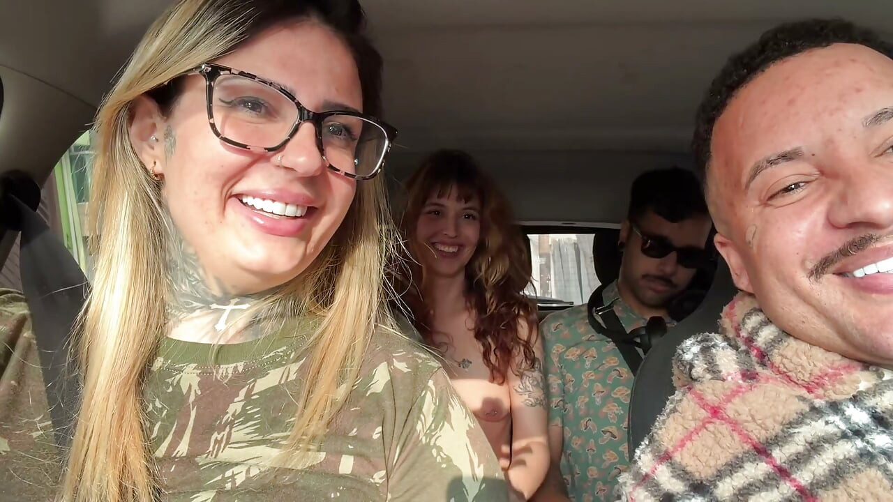 chamei chapeira do fast food para transar ela aceitou e junto um seguidor pediu par comer ela e ela deixou