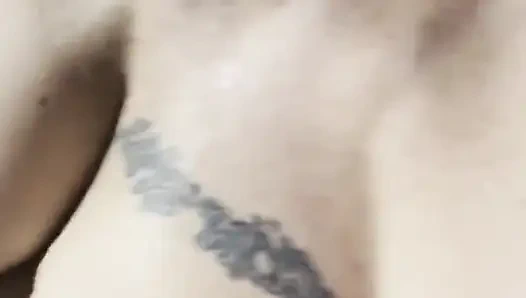 Порнозвезда жестко трахается и кончает